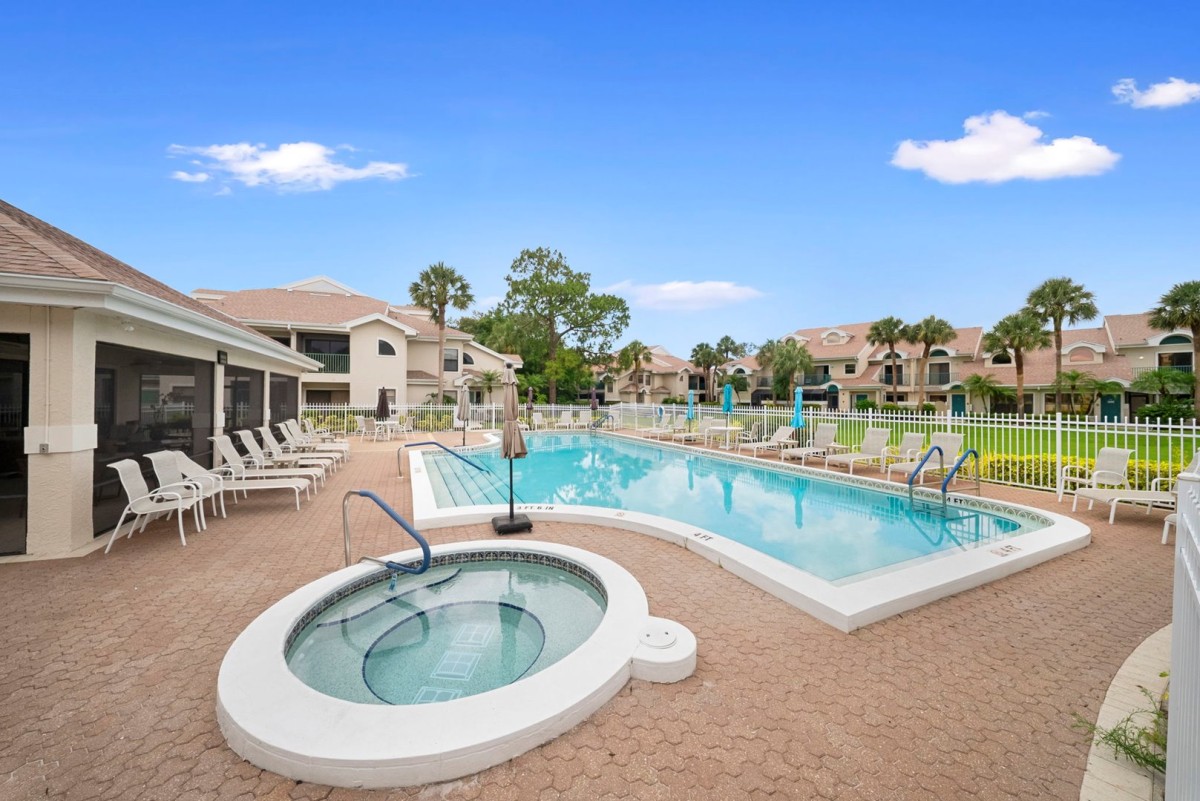 Community Pool & Spa / Hot Tub